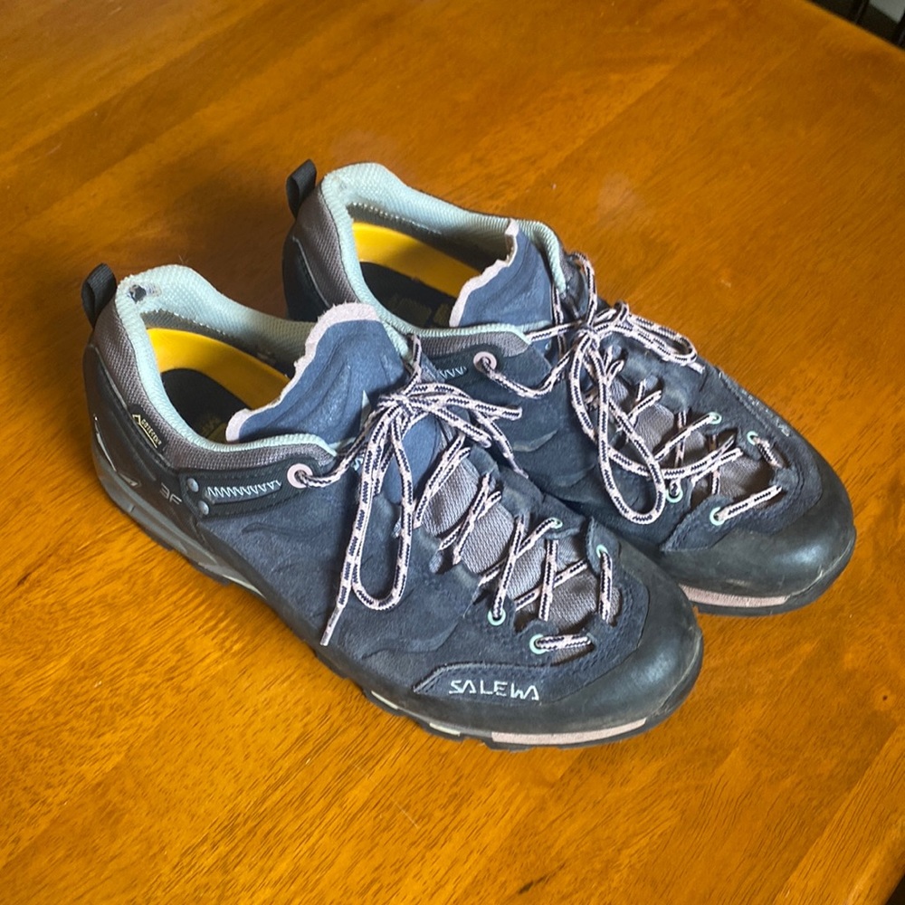 Salewa Mountain Trainer GTX 8.5 GUC Premium Navy Subtle Green Goretex